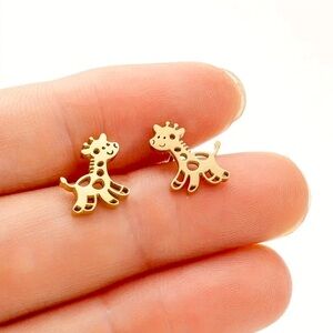 Adorable Smiling Giraffe Stud Earrings (Stainless Steel, Gold Tone) 🦒